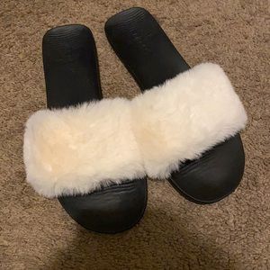 Bamboo faux furry shoes